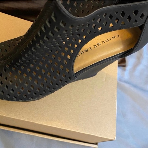 Chinese Laundry Woman’s Indie Wedge Sand size 8 - Picture 2 of 4